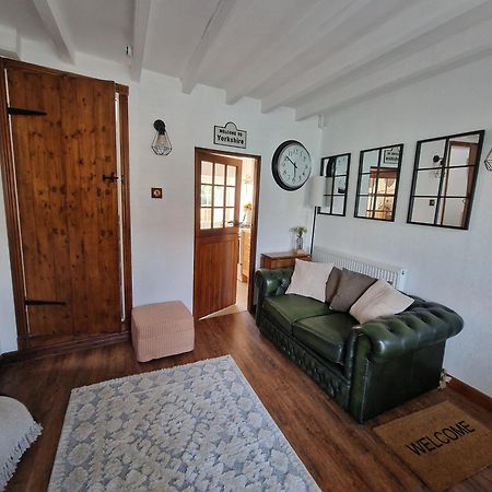 Black Cat Cottage - Central Pickering Grade 2 Listed Cottage エクステリア 写真