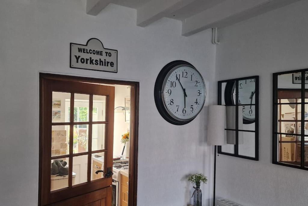 Black Cat Cottage - Central Pickering Grade 2 Listed Cottage エクステリア 写真